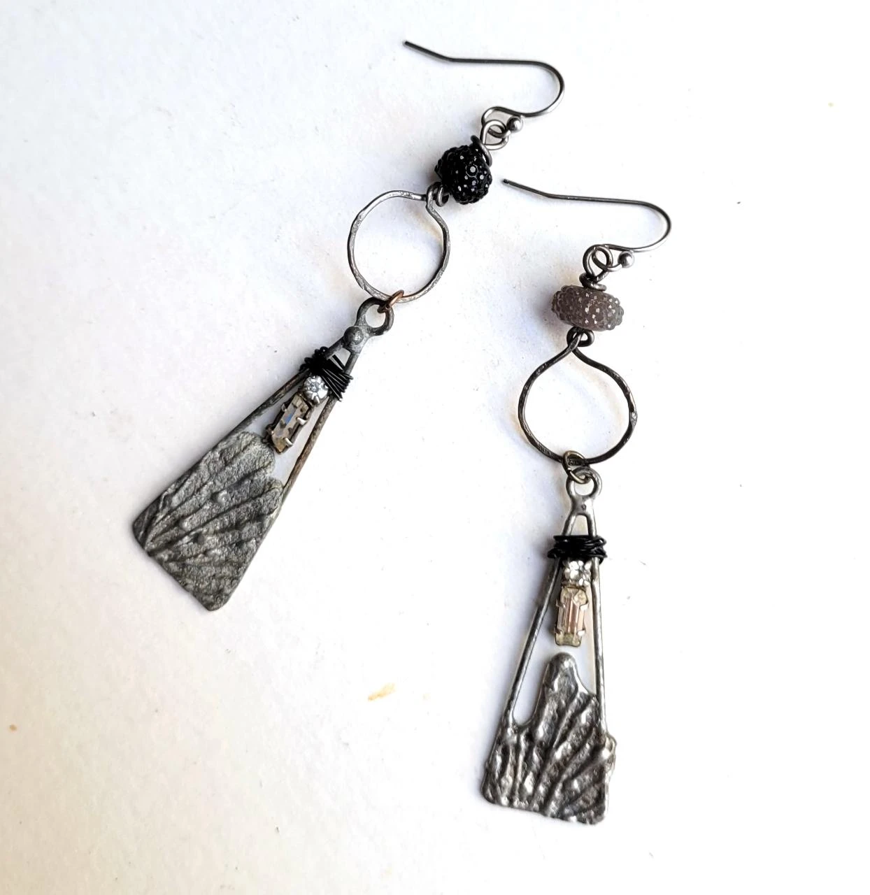 Des boucles d'oreille primitives avec breloques artisanales en étain .. – photo 5